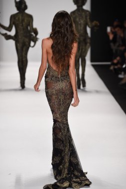 model mtcostello ilkbahar yaz 2015 tanıtımı için pist yürür