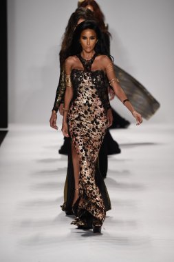 mtcostello ilkbahar yaz 2015 tanıtımı için pist modelleri yürümek