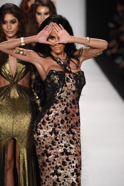 mtcostello ilkbahar yaz 2015 tanıtımı için pist modelleri yürümek