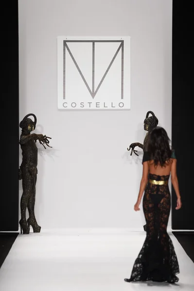 Модельные прогулки на подиуме для презентации MTCostello Spring Summer 2015 — стоковое фото