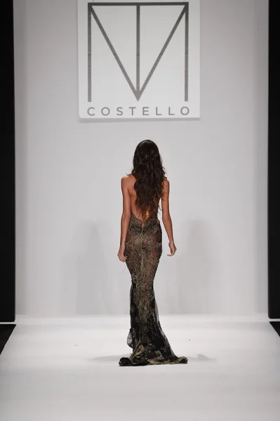 Model walks runway for MTCostello Spring Summer 2015 presentation — Stock Photo, Image