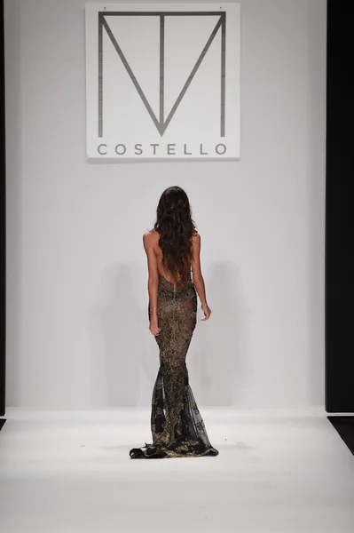 Modellen går banan för mtcostello våren sommaren 2015 presentation — Stockfoto