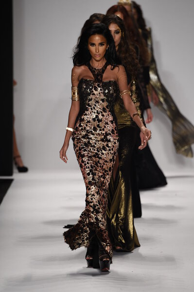 Modelos caminhada pista para MTCostello Primavera Verão 2015 apresentação — Fotografia de Stock