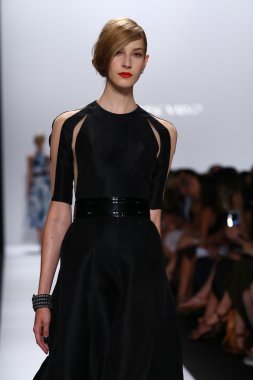 carmen marc valvo pist model yürür