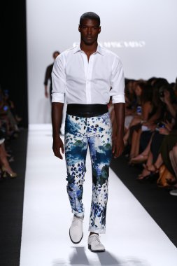 carmen marc valvo pist model yürür