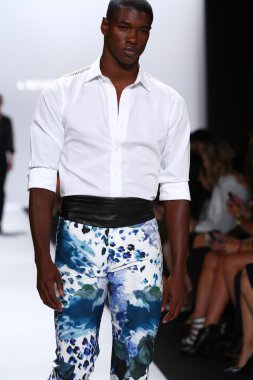 carmen marc valvo pist model yürür