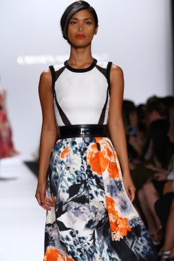 carmen marc valvo pist model yürür