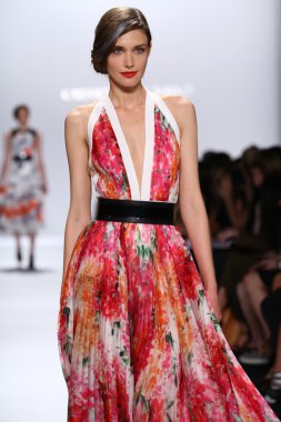 carmen marc valvo pist model yürür