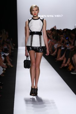 carmen marc valvo pist model yürür