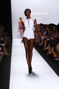 carmen marc valvo pist model yürür