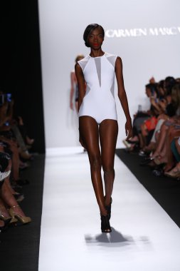 carmen marc valvo pist model yürür