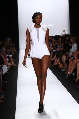 carmen marc valvo pist model yürür