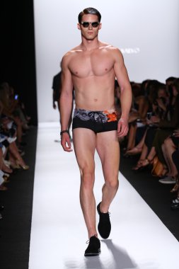 carmen marc valvo pist model yürür