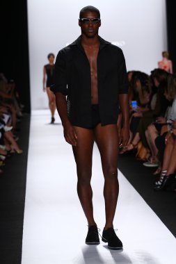 carmen marc valvo pist model yürür
