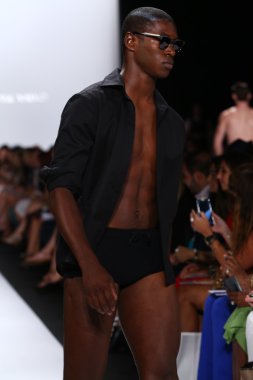 carmen marc valvo pist model yürür