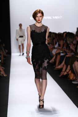 carmen marc valvo pist model yürür