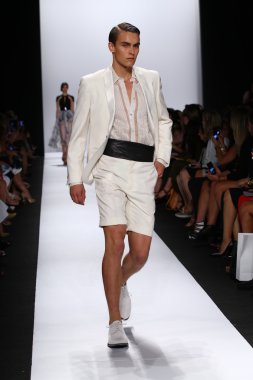 carmen marc valvo pist model yürür