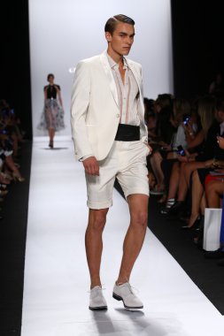 carmen marc valvo pist model yürür