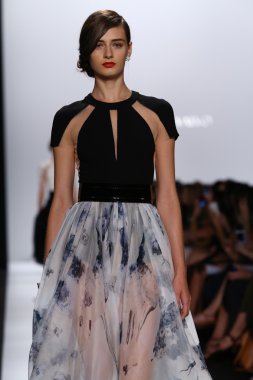 carmen marc valvo pist model yürür