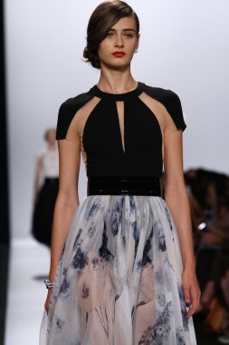 carmen marc valvo pist model yürür