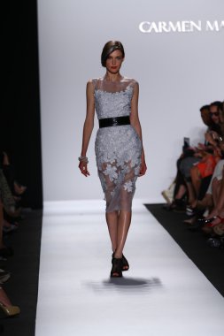 carmen marc valvo pist model yürür