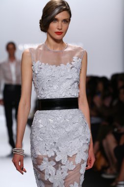 carmen marc valvo pist model yürür