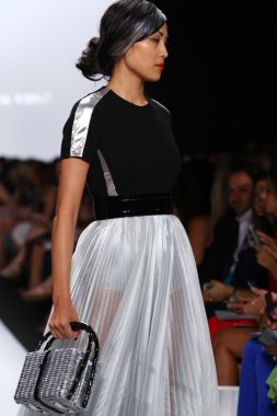 carmen marc valvo pist model yürür