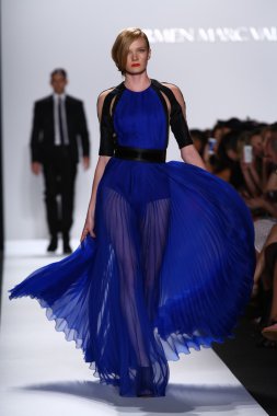 carmen marc valvo pist model yürür