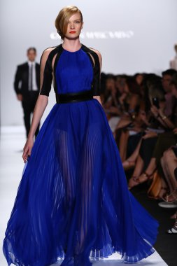 carmen marc valvo pist model yürür