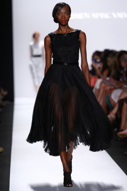 carmen marc valvo pist model yürür