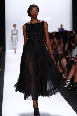 carmen marc valvo pist model yürür