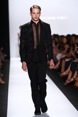 carmen marc valvo pist model yürür