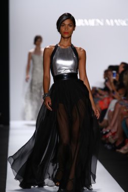 carmen marc valvo pist model yürür