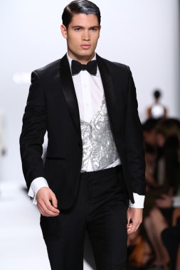 carmen marc valvo pist model yürür