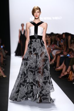 carmen marc valvo pist model yürür