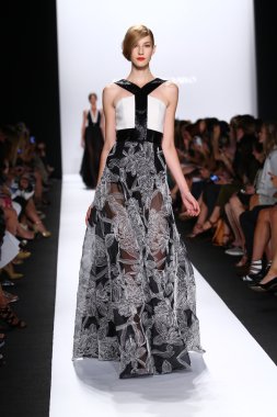 carmen marc valvo pist model yürür