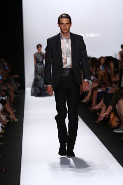 carmen marc valvo pist model yürür