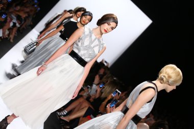 modelleri pist finale carmen marc valvo yürü.