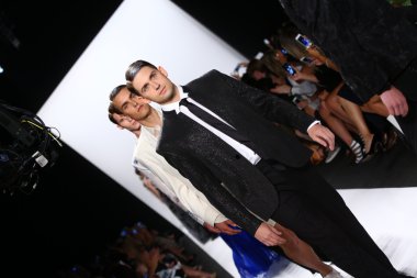 modelleri pist finale carmen marc valvo yürü.