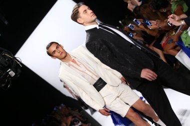 modelleri pist finale carmen marc valvo yürü.