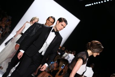 modelleri pist finale carmen marc valvo yürü.