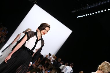 modelleri pist finale carmen marc valvo yürü.