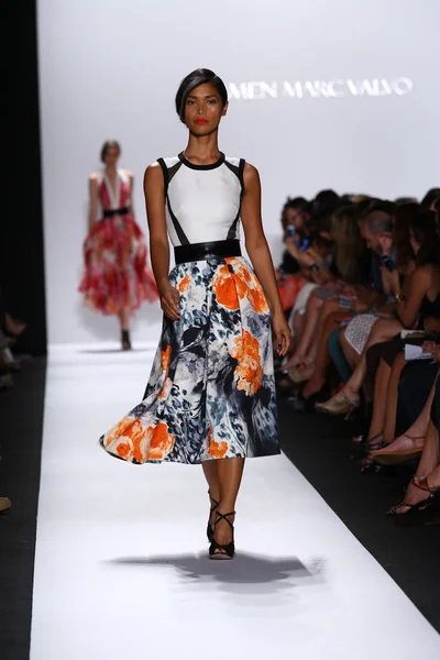 Model walks the runway at Carmen Marc Valvo — Stock Photo, Image