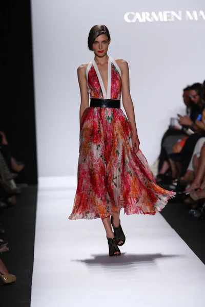 Model walks the runway at Carmen Marc Valvo — Stock Photo, Image