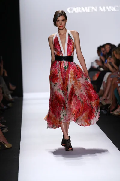 Model walks the runway at Carmen Marc Valvo — Stock Photo, Image