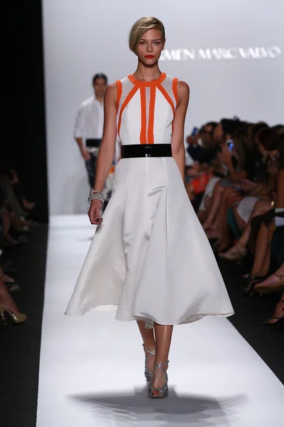 Model walks the runway at Carmen Marc Valvo — Stock Photo, Image