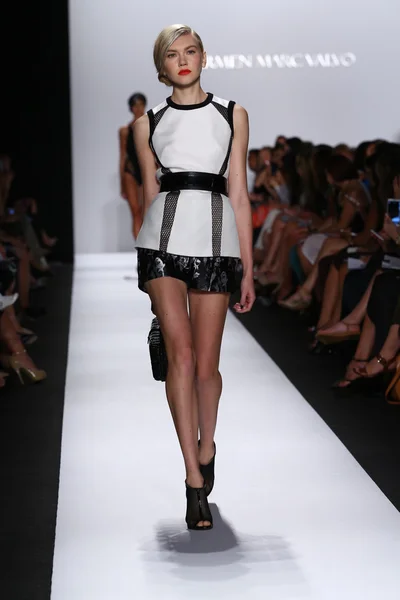 Model walks the runway at Carmen Marc Valvo — Stock Photo, Image