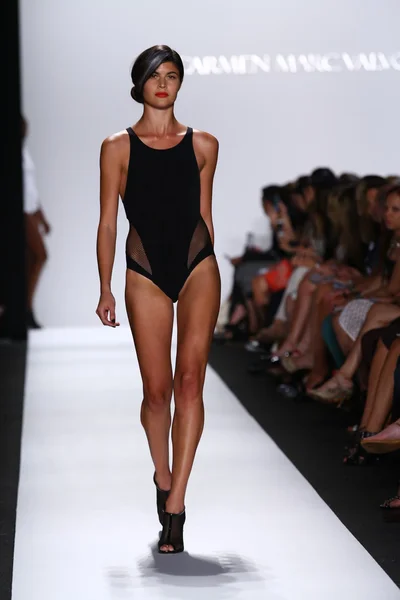 Model walks the runway at Carmen Marc Valvo — Stock Photo, Image