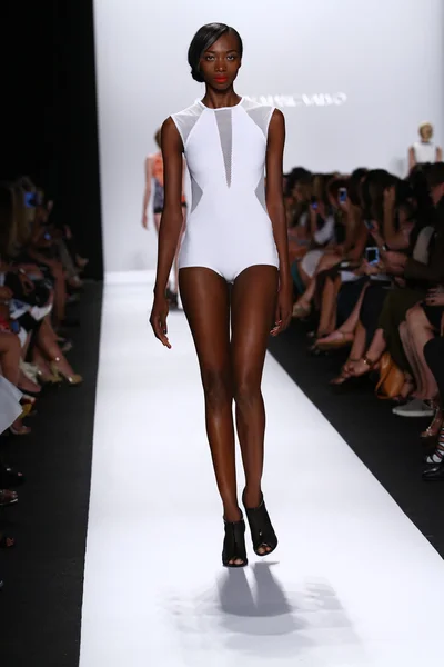 Model walks the runway at Carmen Marc Valvo — Stock Photo, Image