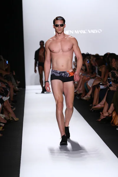 Modelo camina por la pasarela en Carmen Marc Valvo — Foto de Stock